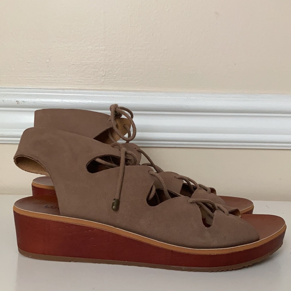 LUCKY BRAND: Tan/Brown Lp-hessina Sandals - 7.5